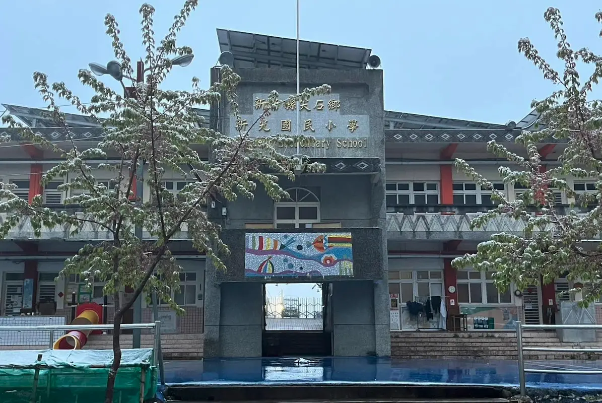 ▲中央氣象署上午6時26分發布低溫特報，指出新竹縣有持續10度左右或以下氣溫發生的機率，而新竹縣尖石鄉新光國小一早竟下雪，縣府緊急宣布停班停課。（圖／取自新竹縣政府）