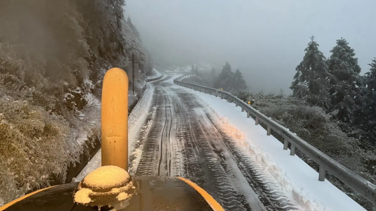 ▲台14甲線翠峰至大禹嶺(18K-41.5K)部分路面(肩)仍結冰(積雪)未融。（圖／公路局提供）