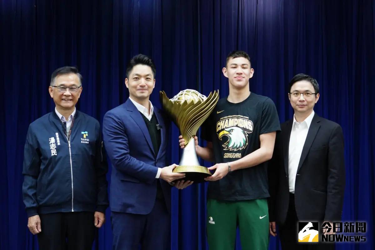 ▲台北市長蔣萬安在市府接見HBL高中籃球聯賽北市表現優異學校。（圖／北市府提供）