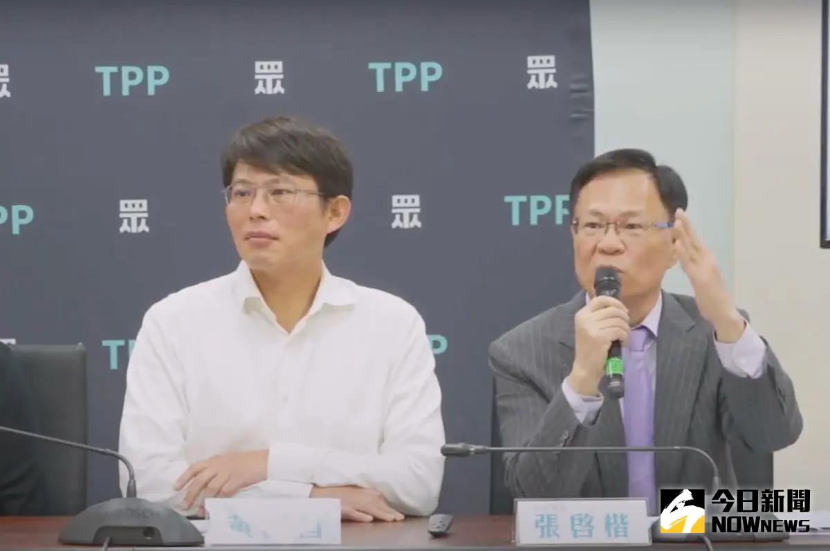 ▲民眾黨主席黃國昌（左）針對藍營推動反廢死、反戒嚴公投表示，得先看到主文再討論。（圖／記者林詠青攝，2025.03.18）