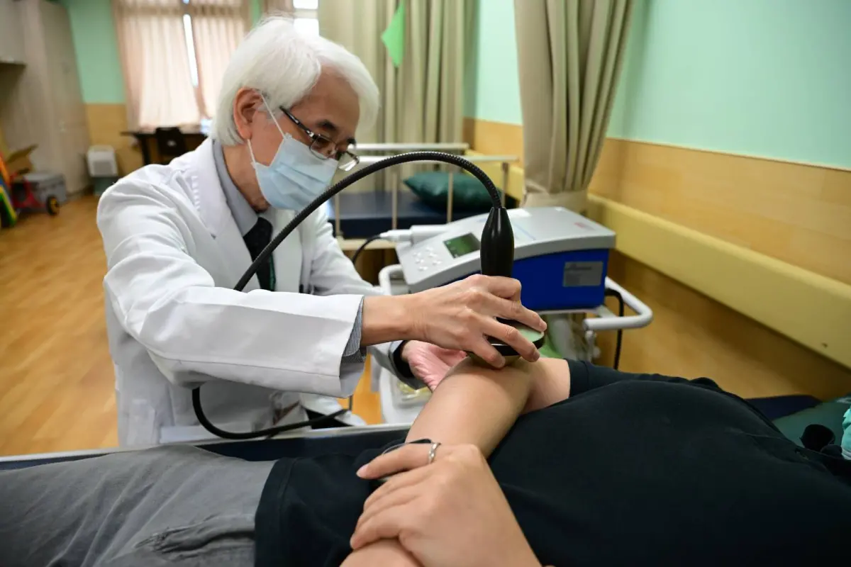 ▲醫師透過體外震波刺激組織修復，改善慢性肌腱炎不適症狀。(圖／醫院提供2025.3.18)