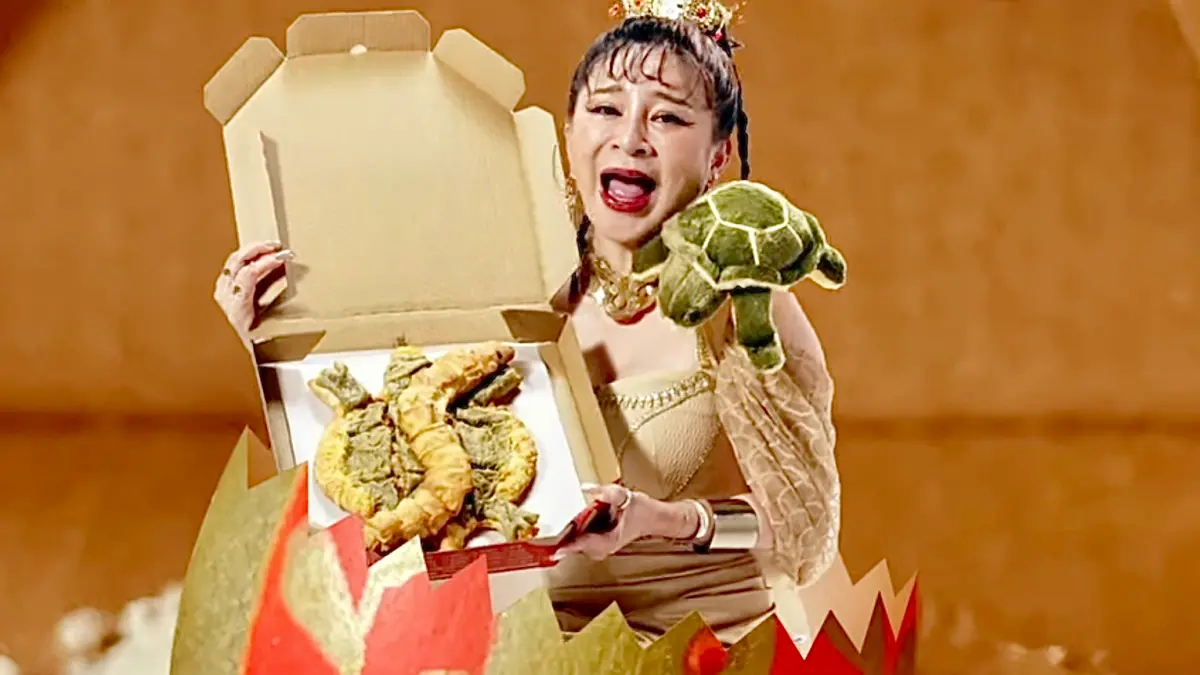 ▲必勝客回歸「草仔粿」口味「芝心雙粿草仔龜披薩」，今找來「保庇天后」王彩樺扮蛇妖開賣「芝心蛇＋草仔龜」披薩，「聯名玄武上帝」的福壽雙全款披薩399元口感全說了。（圖／必勝客提供）