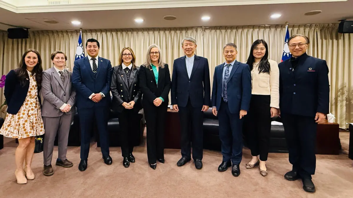 ▲郝愷悌（圖左5）來台，除了拜訪台積電之外，也接觸台積電供應鏈，預期與台積加碼投資美國及產業鏈轉移相關。（取自郝愷悌推特）