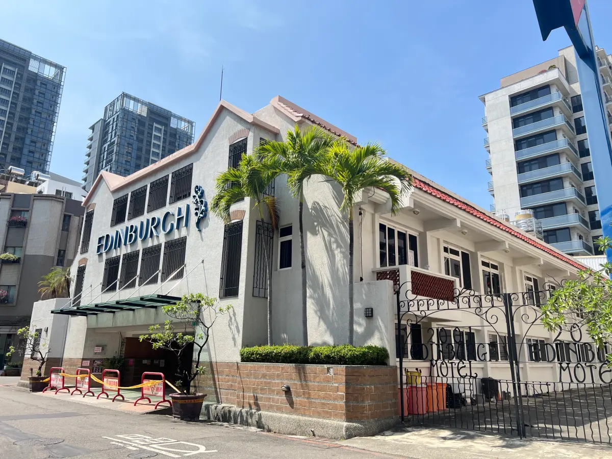 ▲台南安平區永華商圈的愛丁堡汽車旅館，今年1月由建商2.4億元無貸款買下。（圖／台灣房屋提供）