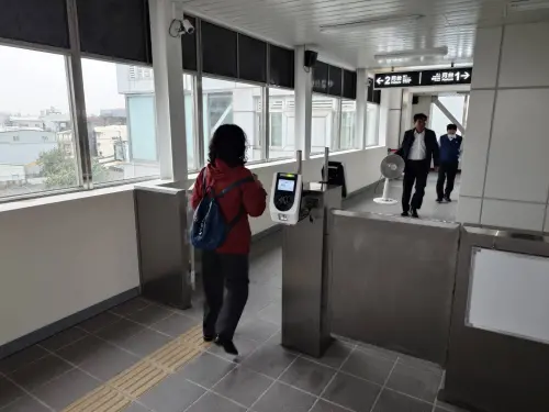 ▲旅客能直接從跨站天橋進入臺鐵站內，可串聯前後站無縫轉乘。（圖／高市府捷運局提供）