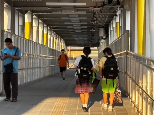 高捷岡山車站跨站天橋銜接台鐵　前後站無縫轉乘
