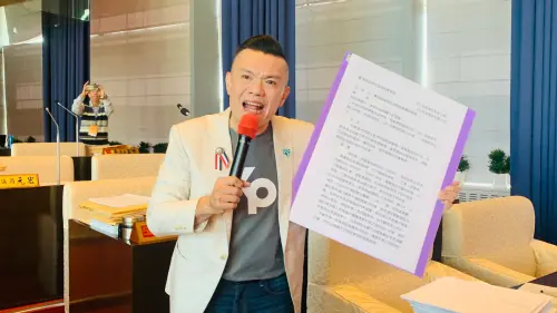 ▲江和樹質詢時拿著教練的判決書痛批，任何人都可在網路查到的資料，教育單位就是能視而不見。（資料畫面／記者顏幸如攝