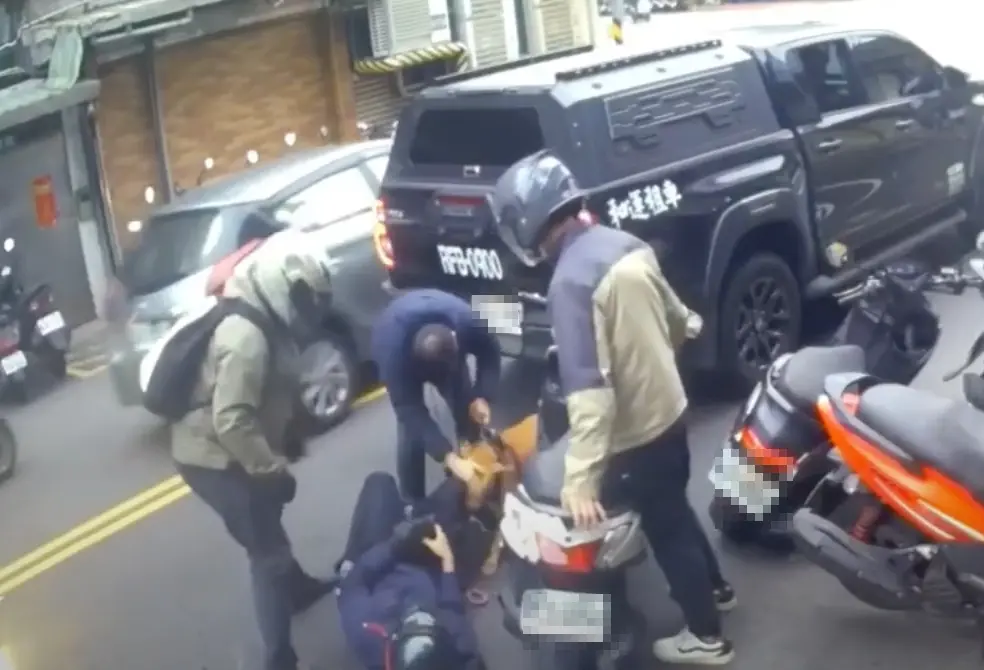 ▲台北市一隻比特犬Lucky在短短11天咬傷2名騎士，且都是跳車窗撲咬，引發社會對於飼養比特犬的安全議題討論。（圖/Threads）