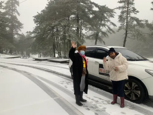 梨山飄下雪　中市「梨山一路」巴士行駛超暖心
