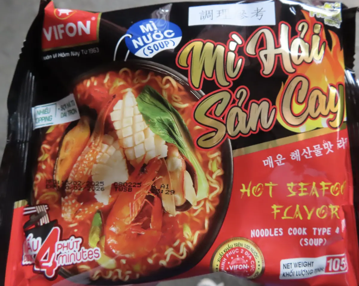 ▲越南出口「海鮮味麵(MI HAI SAN CAY)」檢出農藥殘留含量不符規定。（圖／食藥署）