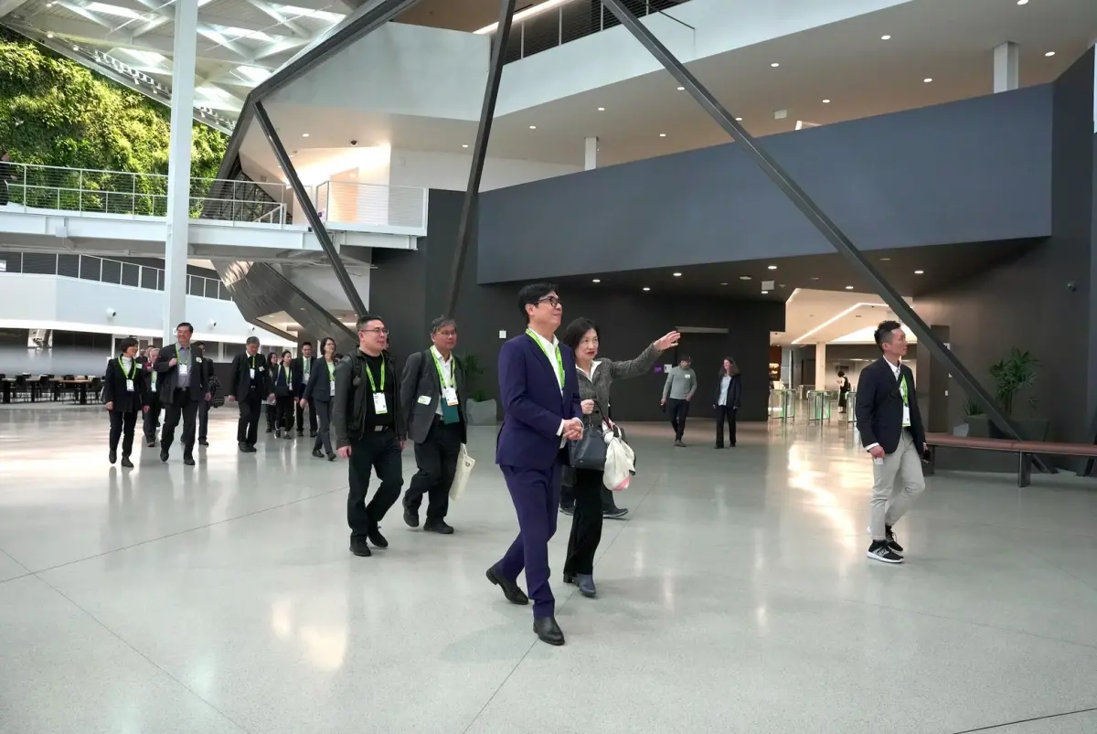 ▲NVIDIA 全球副總裁親自帶領市府團隊參訪 NVIDIA 總部，深入了解全球最先進的 AI 發展環境與企業文化。（圖／高市府提供）