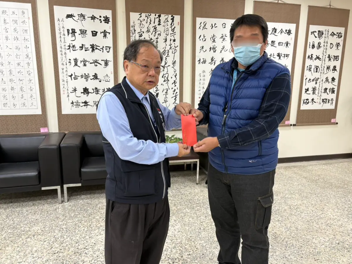 ▲民政局長吳世瑋慰勉梧棲公所受傷同仁(圖／民政局提供2025.3.18)