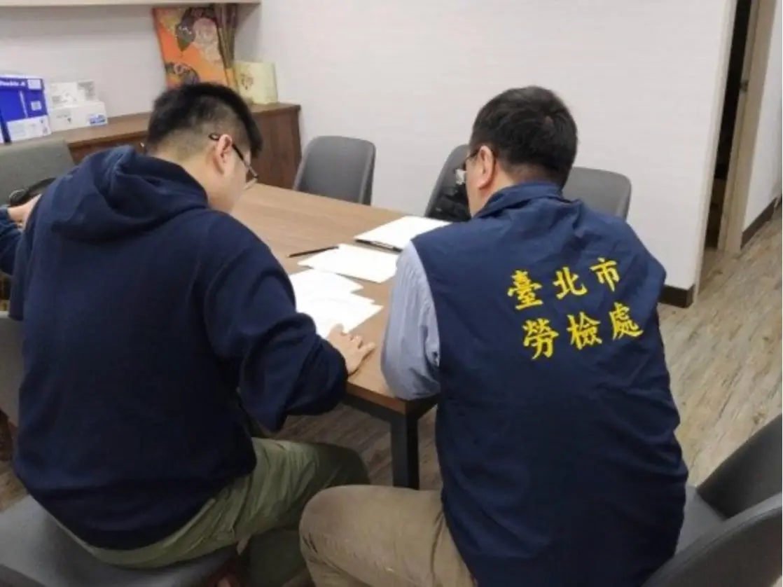 ▲北市勞動局勞檢人員今赴葉元之辦公室進行勞檢。（圖／北市勞動局提供，2025.03.18）