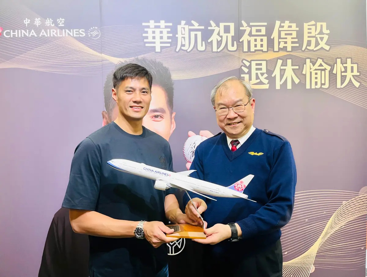▲華航與棒球好手陳偉殷（左）合作逾十載，今（18）日由董事長高星潢（右）特別致贈777紀念模型機， 祝賀光榮引退。（圖／華航提供）