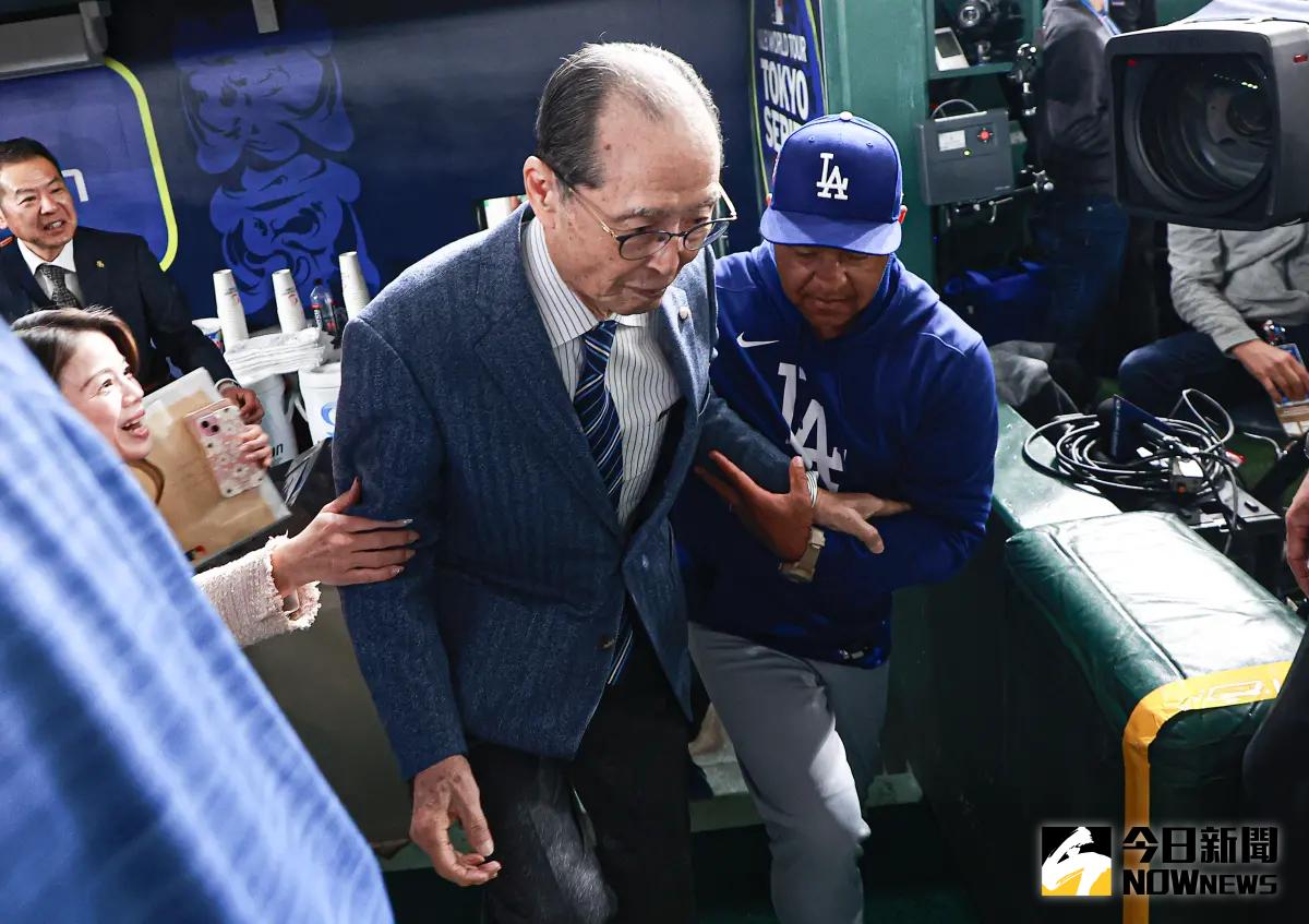 ▲Dave Roberts看到84歲的王貞治先生現身球場，立刻跑到身邊攙扶著他走上球場，隨後也留下夢幻合影。（圖／記者葉政勳攝）