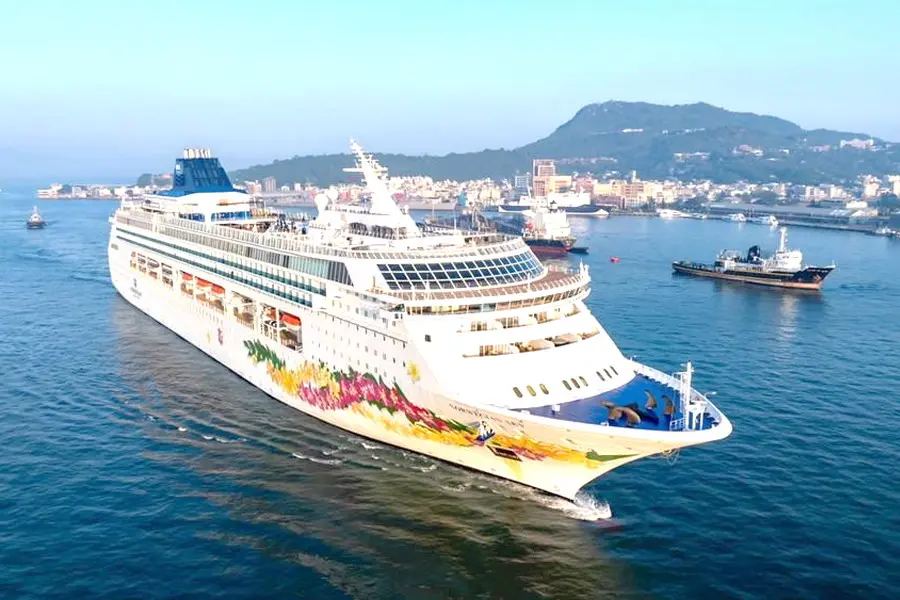 ▲挪威郵輪公司天空號郵輪駛抵高雄港，泊靠高雄港旅運中心碼頭。(圖／台灣港務公司提供)
