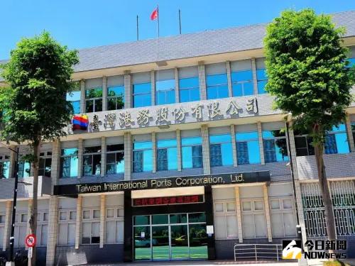 ▲挪威郵輪公司天空號郵輪泊靠高雄港旅運中心碼頭。(資料照／記者黃守作攝)