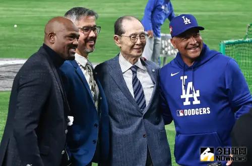 王貞治先生與Roberts留下夢幻合影。(圖/記者葉政勳攝) ▲王貞治先生與Roberts留下夢幻合影。(圖/記者葉政勳攝)