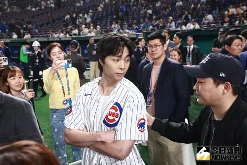NCT的Johnny身穿小熊隊球衣。(圖/記者葉政勳攝) ▲NCT的Johnny身穿小熊隊球衣。(圖/記者葉政勳攝)