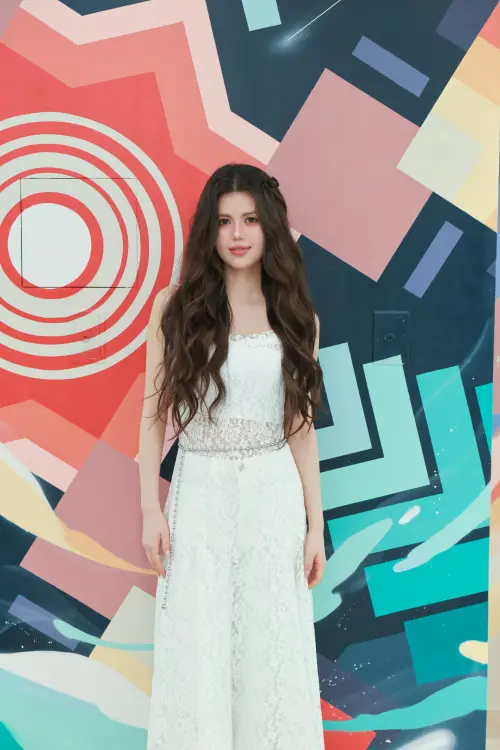 ▲Olivia品嚐道地美食，對珍珠奶茶讚不絕口，直呼「終於喝到正宗的！」（圖／華納音樂）