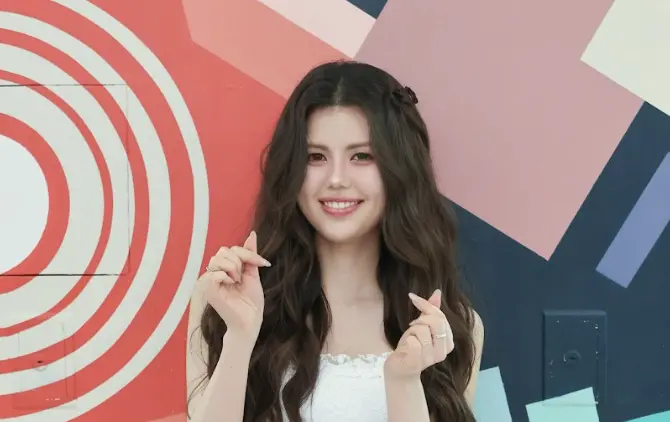 ▲韓國女團NJZ成員Danielle的親姊Olivia Marsh（如圖）近日來台現身信義區，首次分享與Danielle的姊妹情，表示兩人感情深厚，彼此扶持，也大讚喝到正宗的珍珠奶茶讓她終於圓夢！（圖／華納音樂提供）