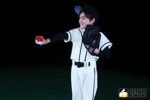 大聯盟東京開幕戰,賽前儀式搭配寶可夢動畫,由小男孩拿著寶貝球。(圖/記者陳柏翰攝) ▲大聯盟東京開幕戰,賽前儀式搭配寶可夢動畫,由小男孩拿著寶貝球。(圖/記者陳柏翰攝)