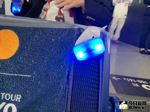 東京巨蛋全場觀眾配戴螢光手環,隨著音樂與比賽節奏轉換不同顏色。(圖/記者陳柏翰攝) ▲東京巨蛋全場觀眾配戴螢光手環,隨著音樂與比賽節奏轉換不同顏色。(圖/記者陳柏翰攝)