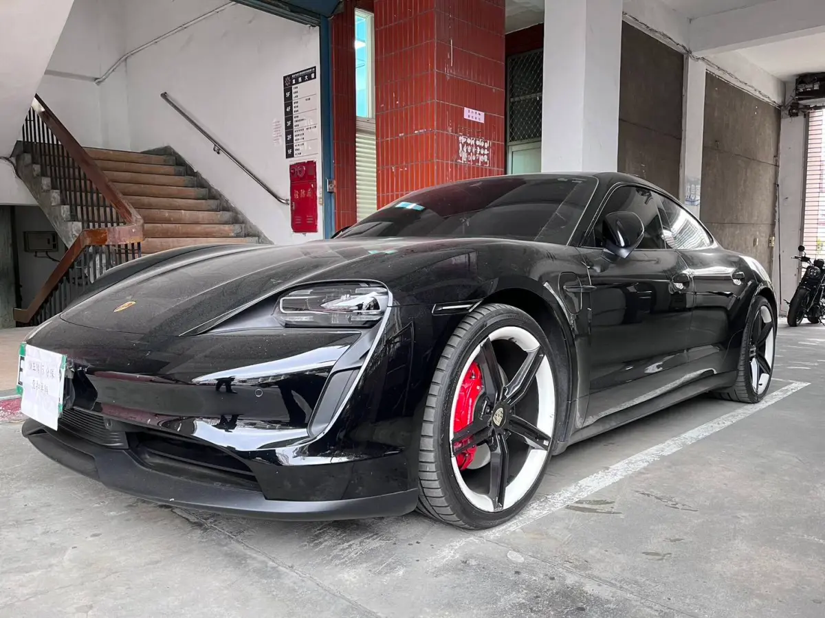 ▲橋頭地檢署日前與金融機構合作，偵破以楊姓男子及劉姓男子為首的假幣商集團性洗錢案，並查扣保時捷名車等物。（圖／橋頭地檢署提供）