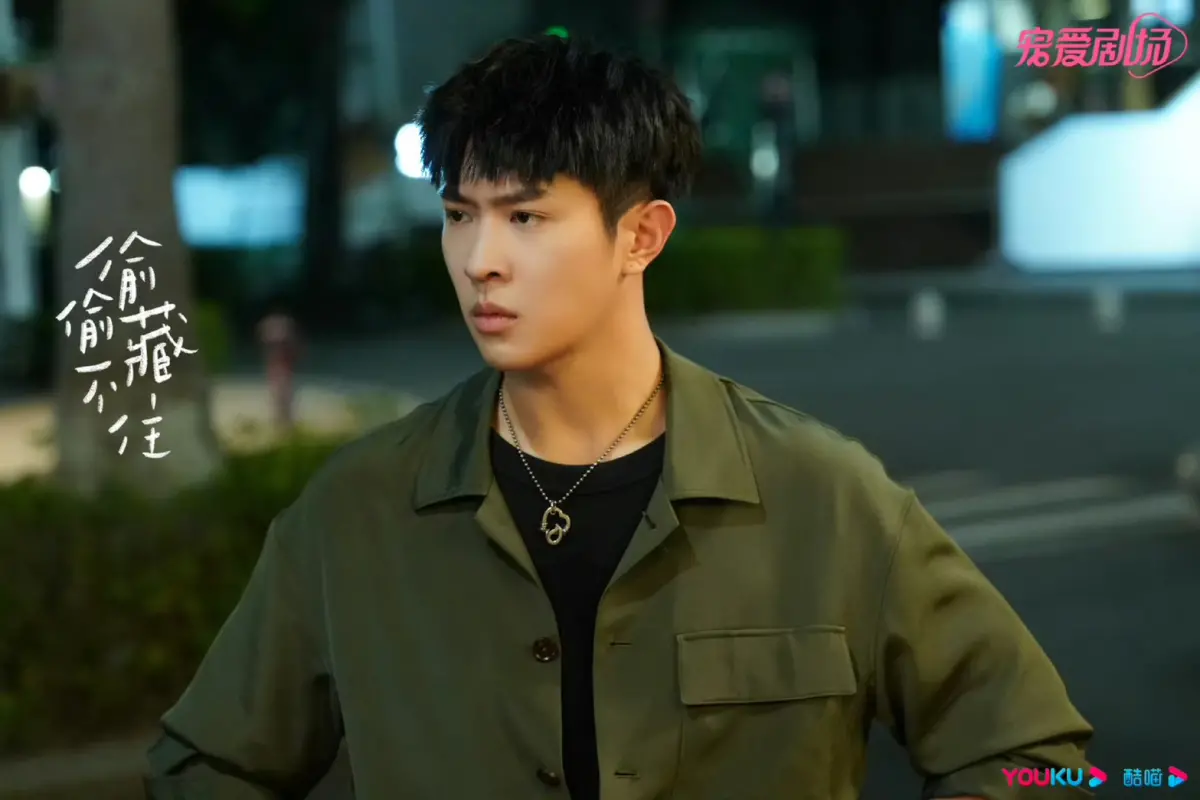 ▲馬伯騫（如圖）在《偷偷藏不住》中飾演趙露思的哥哥「桑延」走紅，今（20）日滿29歲的他，未來無可限量。（圖／翻攝自微博）