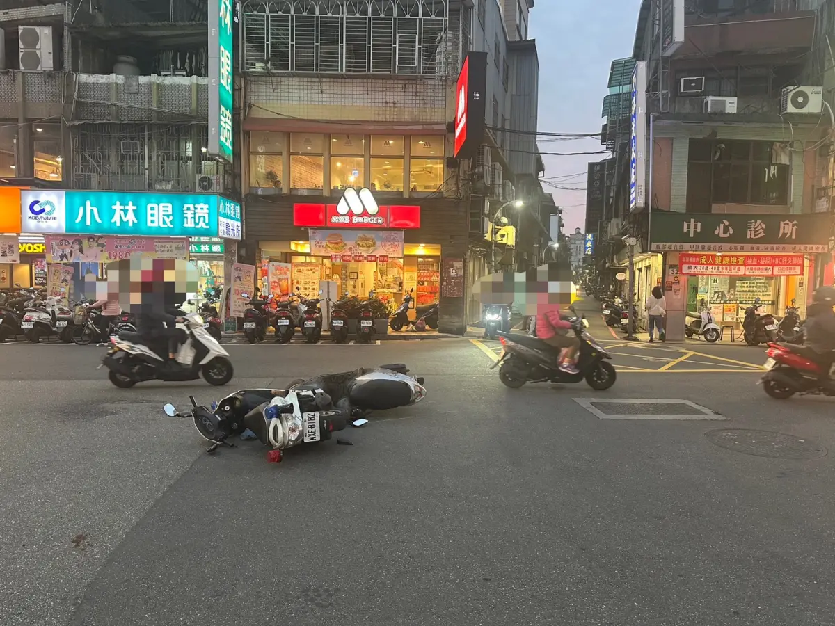 ▲員警追通緝犯時不慎與民眾發生車禍，雙方駕駛受傷送醫無生命危險。（圖／警方提供）