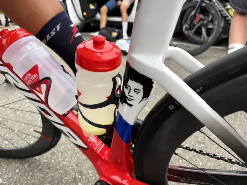 馮俊凱的「Q版畫像車架」也成為場邊話題。(圖/記者廖聿偉攝) ▲馮俊凱的「Q版畫像車架」也成為場邊話題。(圖/記者廖聿偉攝)