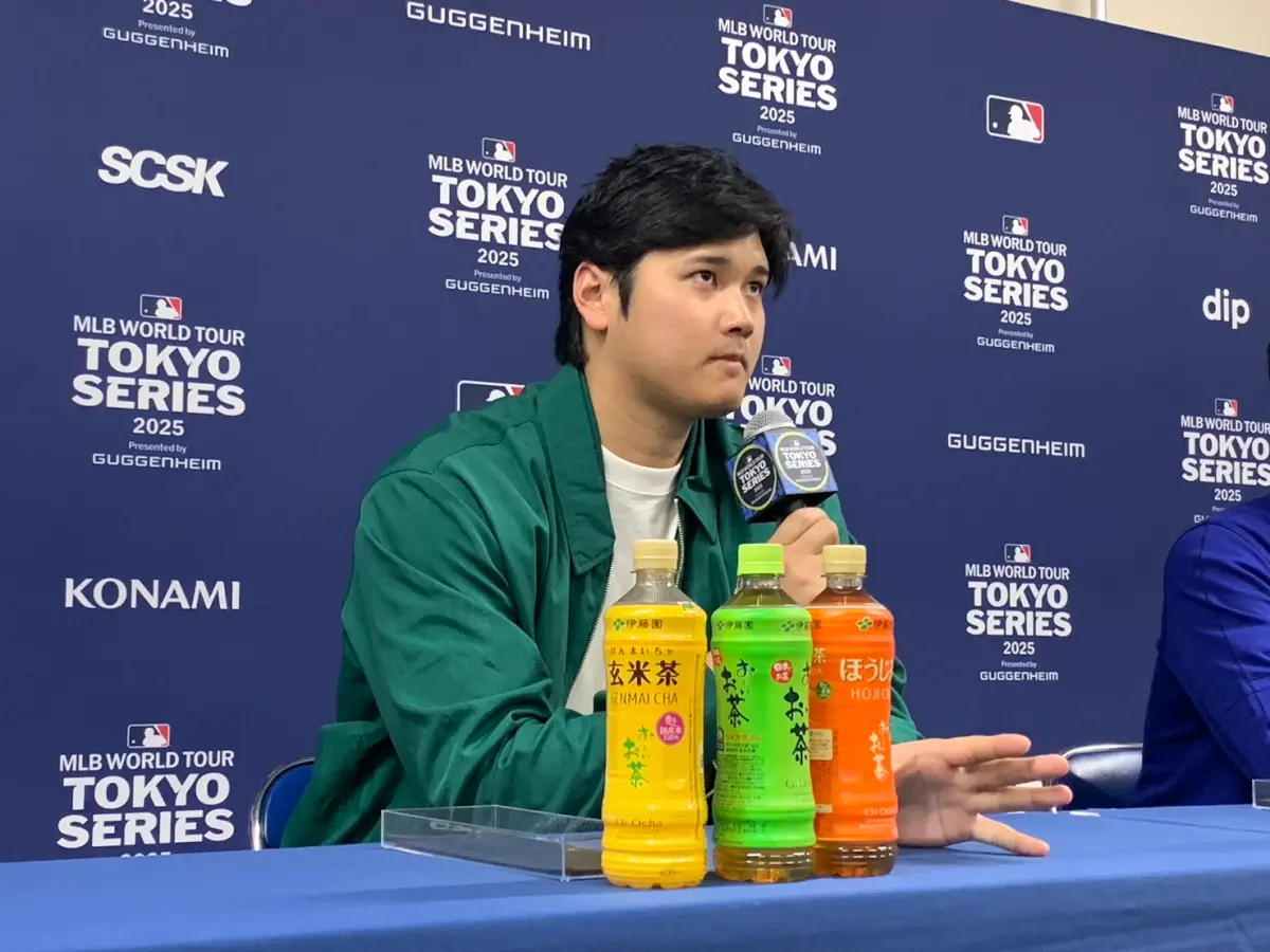 ▲道奇隊球星大谷翔平賽後穿著綠色外套出席記者會，他與後輩山本由伸在記者會上的有趣互動，也受到關注。（圖／記者葉政勳攝）