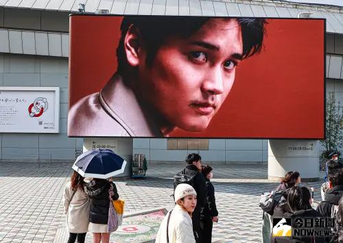 東京巨蛋周遭都是大谷翔平的廣告。(圖/記者葉政勳攝) ▲東京巨蛋周遭都是大谷翔平的廣告。(圖/記者葉政勳攝)