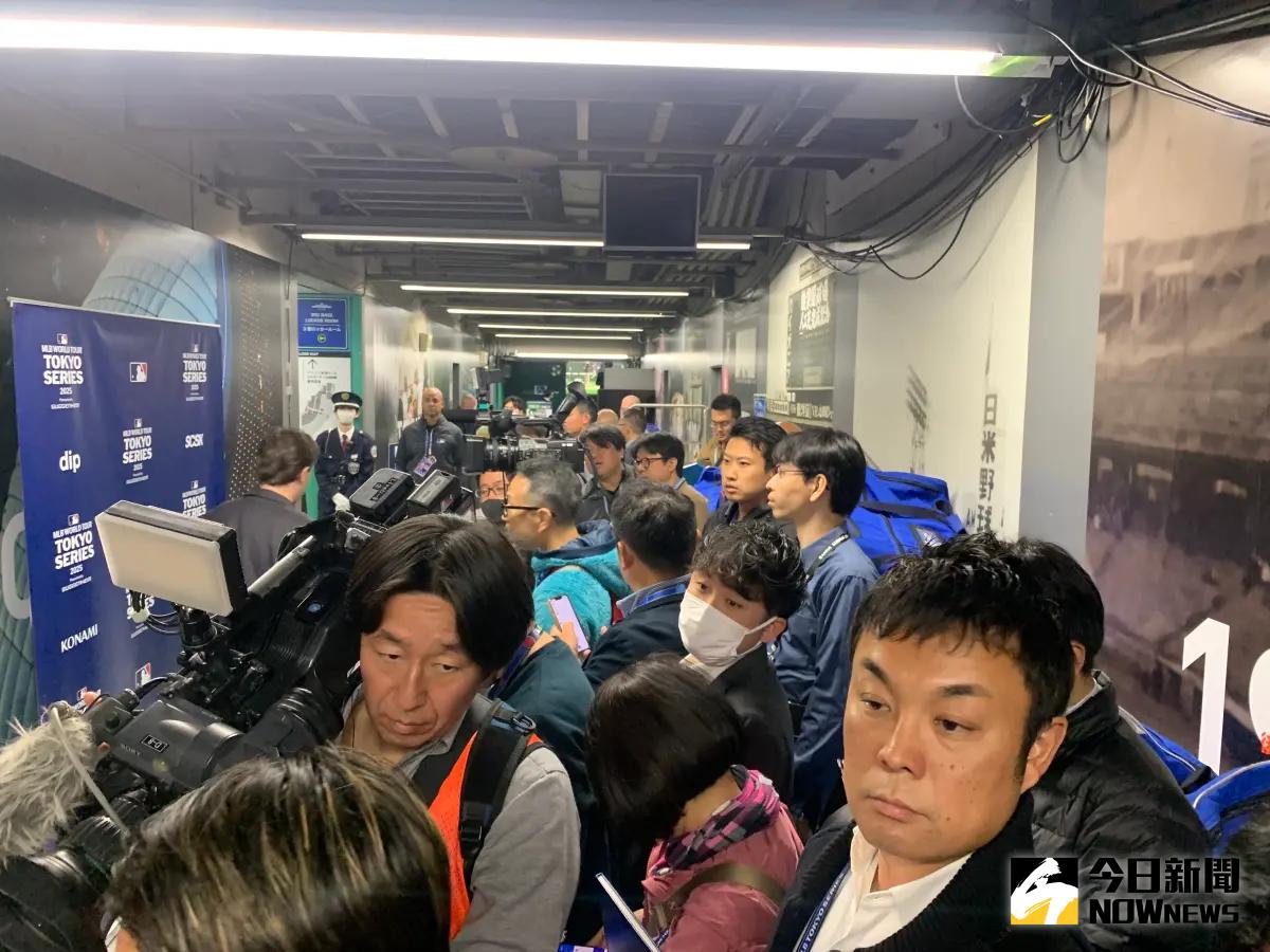 ▲大聯盟海外賽熱身賽期間，混合採訪區擠的水泄不通，為的就是讓球員停下來捕捉畫面。（圖／記者陳柏翰攝）