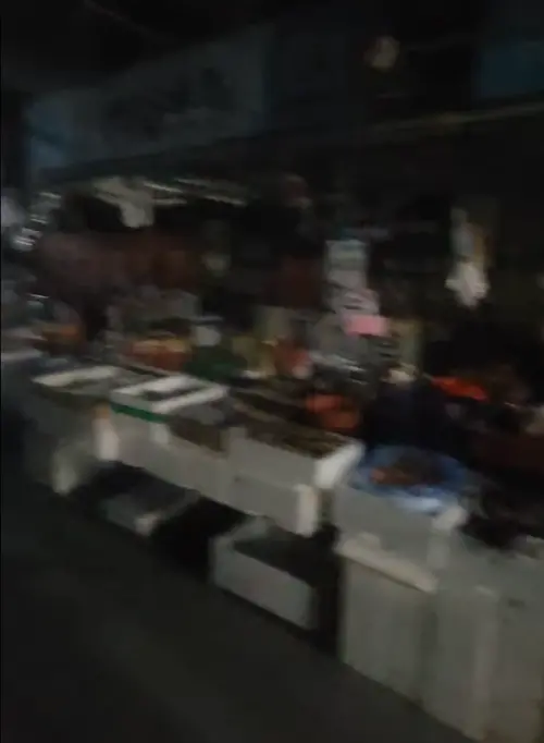 ▲桃園今早多地區短暫停電，室內市場一片漆黑。（圖／翻攝畫面）