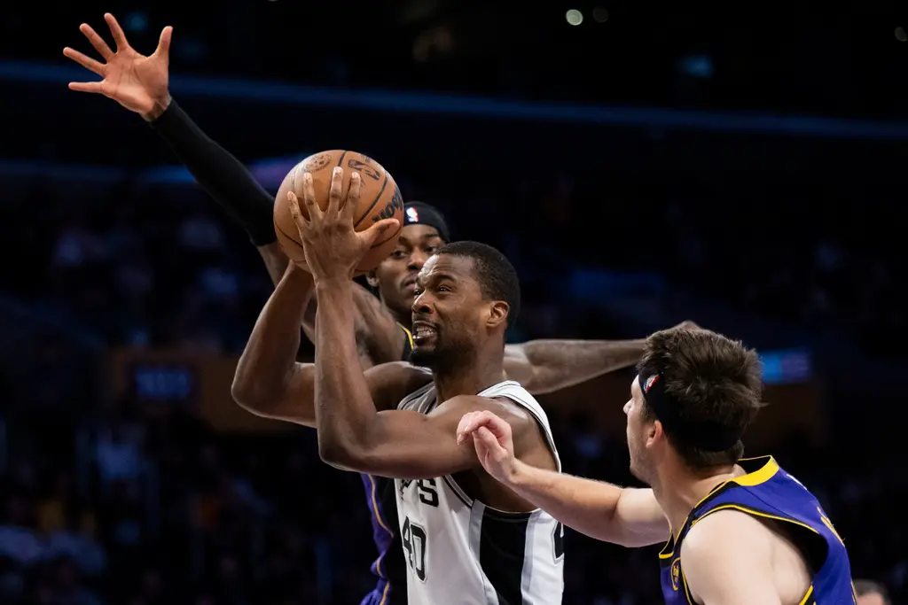 ▲昨（18）日洛杉磯湖人主場迎戰聖安東尼奧馬刺，末節爆發激烈衝突！Jeremy Sochan因不滿Jarred Vanderbilt的防守動作，竟將球直接砸向Vanderbilt。（圖／美聯社／達志影像）