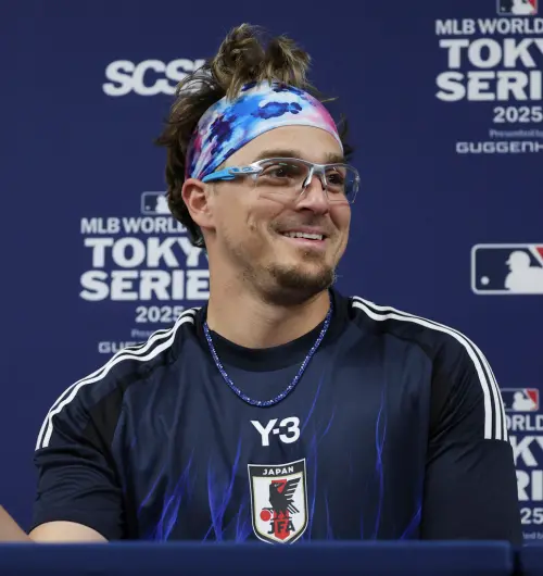 ▲Kiké Hernández身穿的日本男足球衣，是來自澤村拓一的禮物。（圖／美聯社／達志影像）