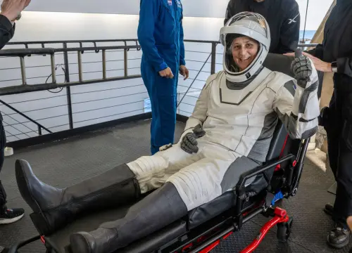 影/NASA滯留太空人返回地球!海豚飛躍迎接 印度放鞭炮慶祝