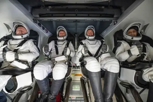 終於能回家!美國太空人滯留9個月重返地球 45天復健「學走路」