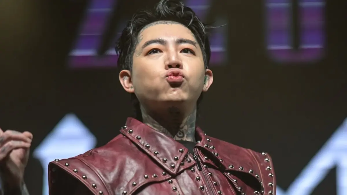 ▲歌手謝和弦（如圖）當年作詞〈夠愛〉一曲，找來陳德修作曲合作，後改編〈夠愛2.0〉自己唱，被陳德修提告，全案纏訟4年，如今有了最新進展，謝和弦須賠償14萬元，所屬公司須賠償25萬元，對此謝和弦稍早發出聲明，宣布不再唱該曲。（圖／謝和弦IG）