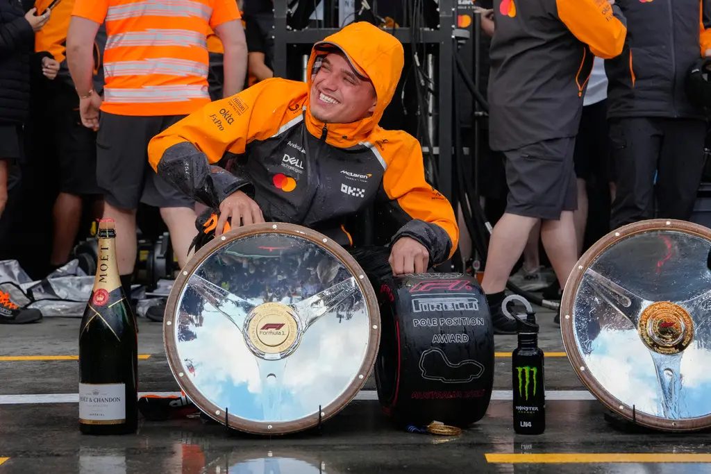 ▲McLaren車隊的Lando Norris奪下生涯首座開幕戰冠軍後，國內知名賽評林帛亨就於臉書透露，Lando Norris入境台灣。（圖／美聯社／達志影像）