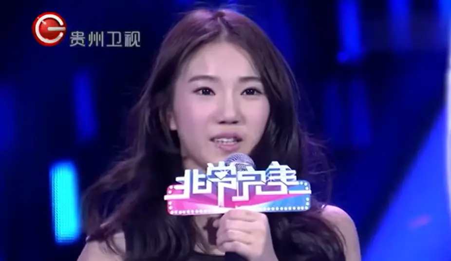 ▲家寧（如圖）曾上相親節目自稱「母胎單身」，但她當時似乎有男友，寇乃馨當場看穿一切，直言：「妳似乎懂很多。」（圖／貴州衛視YouTube）