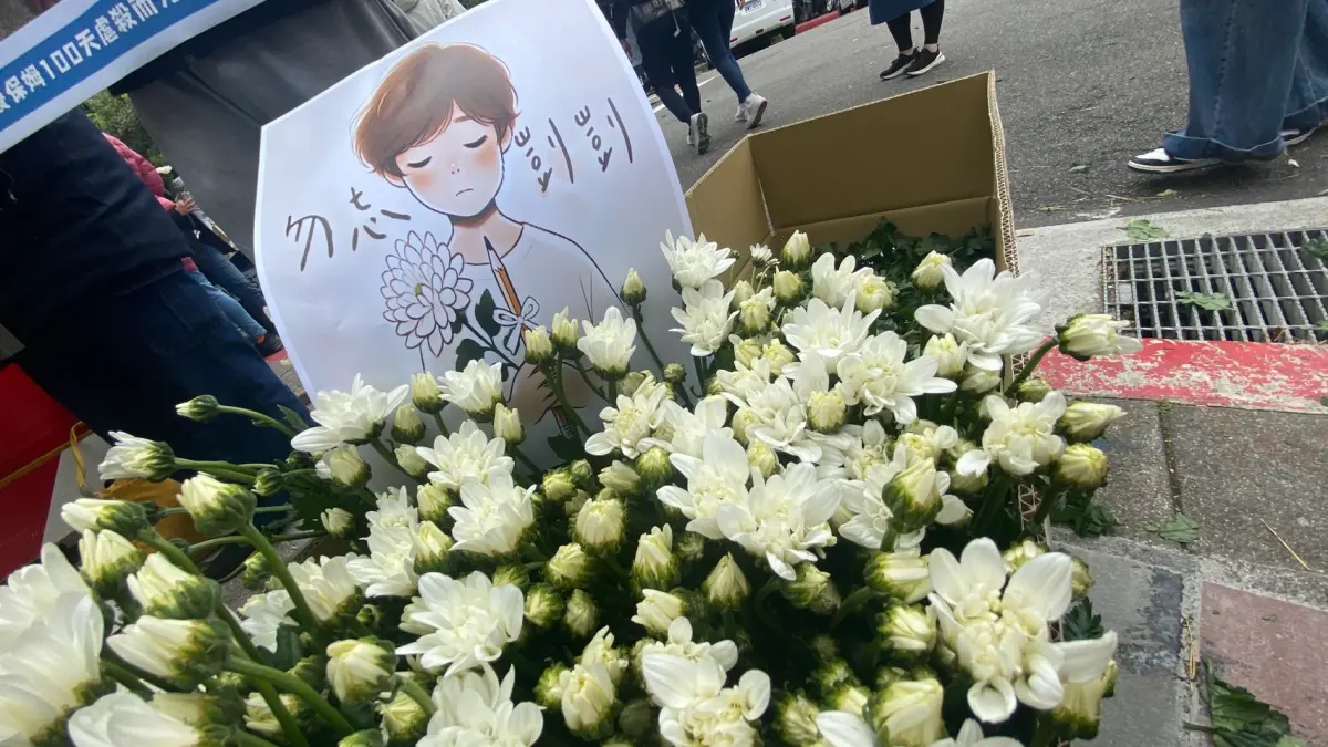 ▲剴剴案今（19）日4度開庭，民眾自發性手持白雛菊集結抗議。（圖／民眾提供）