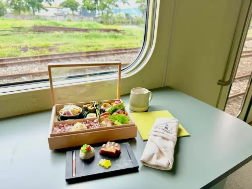 ▲山嵐號去程開吃油封煙燻八寶鴨、烏魚子樹豆野時蔬餐盒，搭配蜜香紅茶及中央山脈水羊羹等甜點。（圖／記者蕭涵云攝）