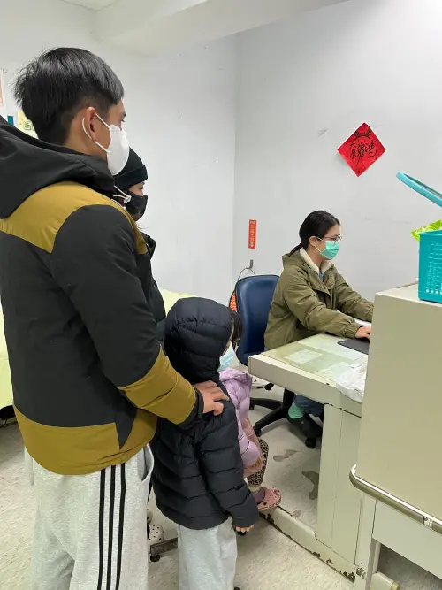 ▲寒流來襲，新竹尖石山區的溫度更是低，全家人都感冒前來就診的不在少數，攝於秀巒衛生室。（圖／馬偕紀念醫院）