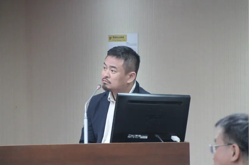 ▲洪申翰面對立委質詢，也表態雖然國定假日是內政部訂定，勞動部認為有正向討論空間。（圖／記者鍾泓良攝影）