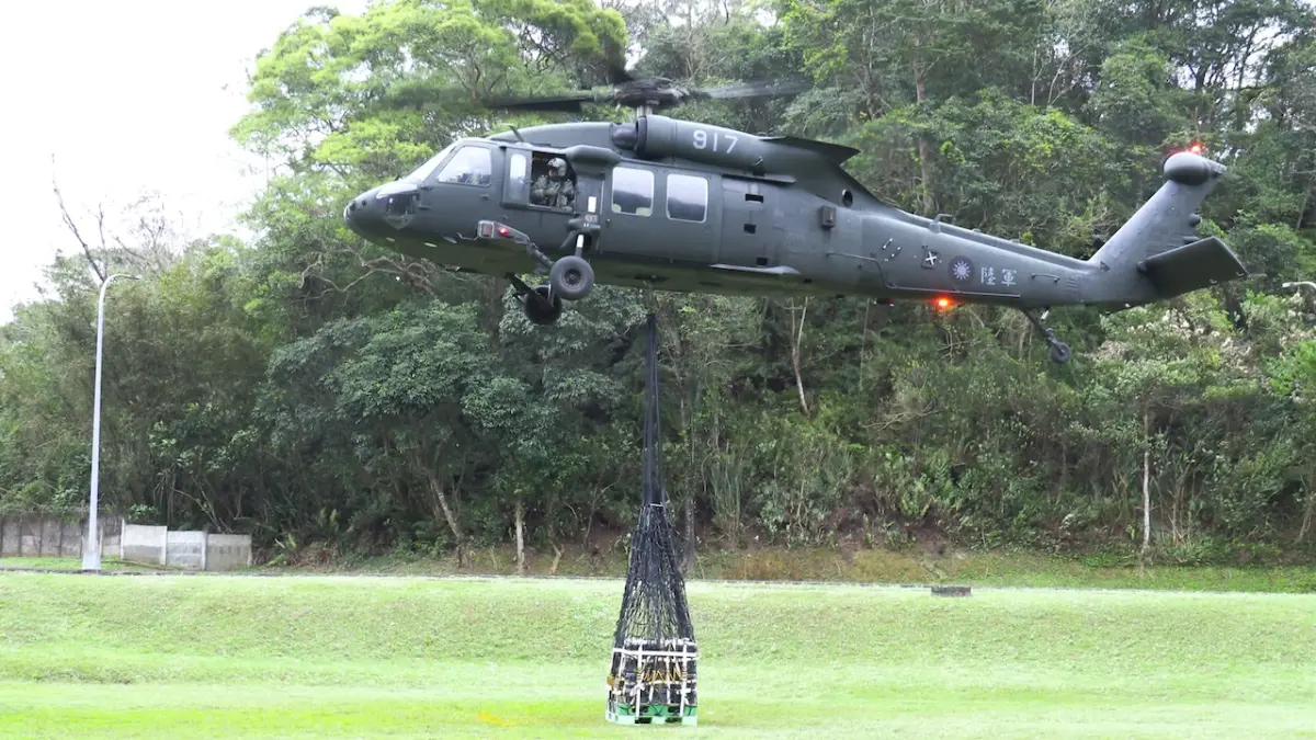 ▲國軍「立即備戰操演」第二天，第三作戰區在桃園地區進行UH-60M黑鷹直升機「空中運補演練」。（圖／軍聞社提供）