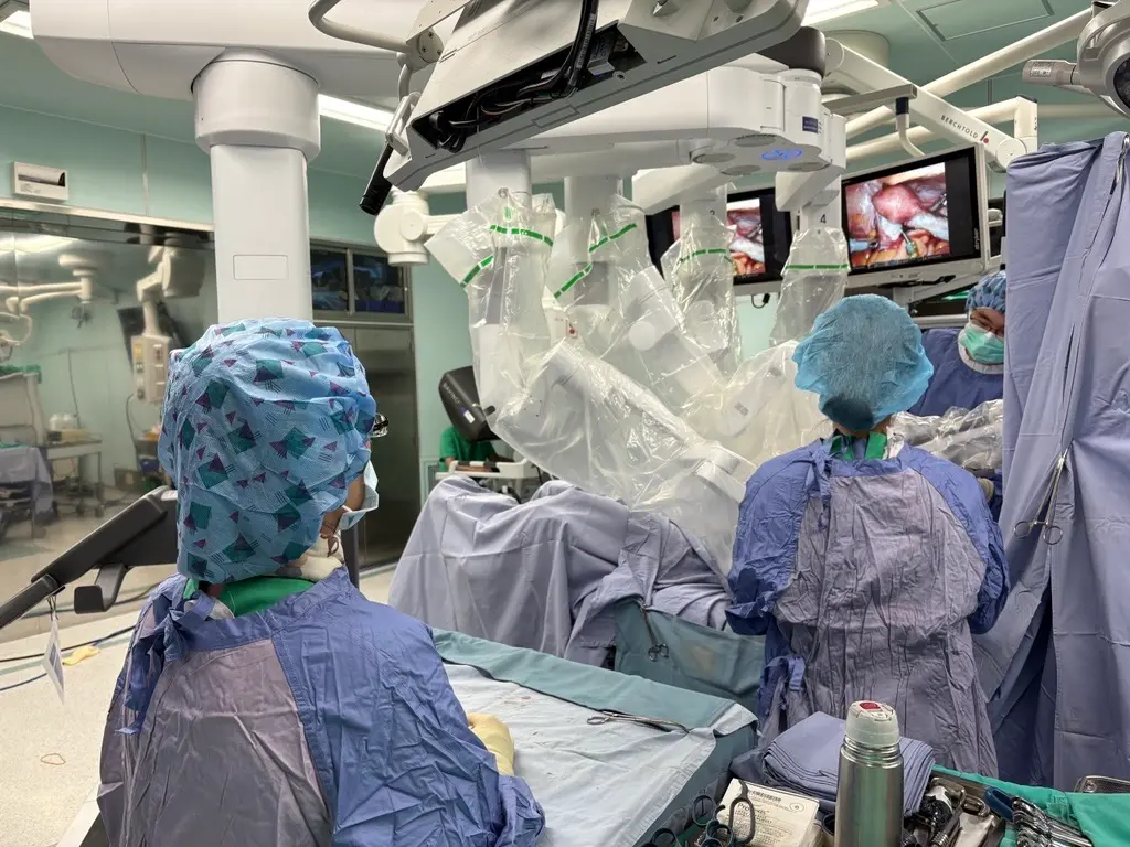 ▲孫怡虹透過達文西手術為患者切除10多顆子宮肌瘤，術後順利恢復排尿，經血量也顯著減少。（圖／奇美醫院提供）