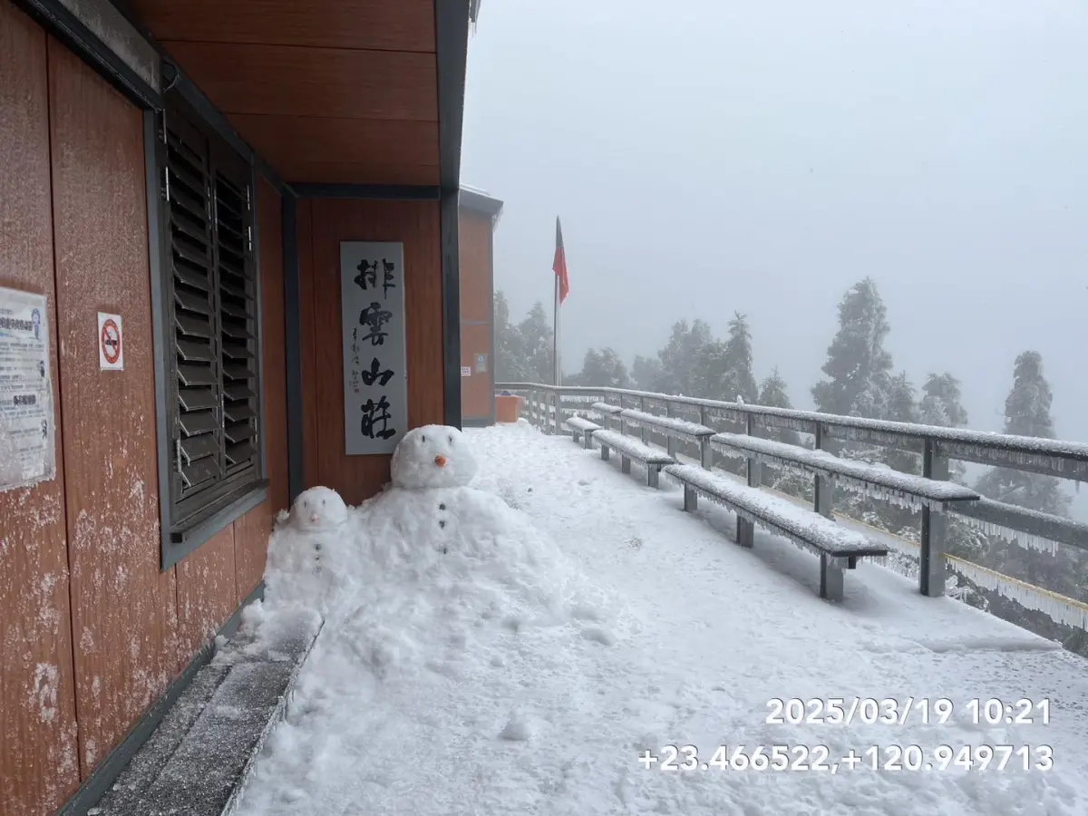 ▲排雲山莊積雪厚到甚至能在山莊外堆起兩個可愛的雪人。（圖／翻攝玉山國家公園臉書）