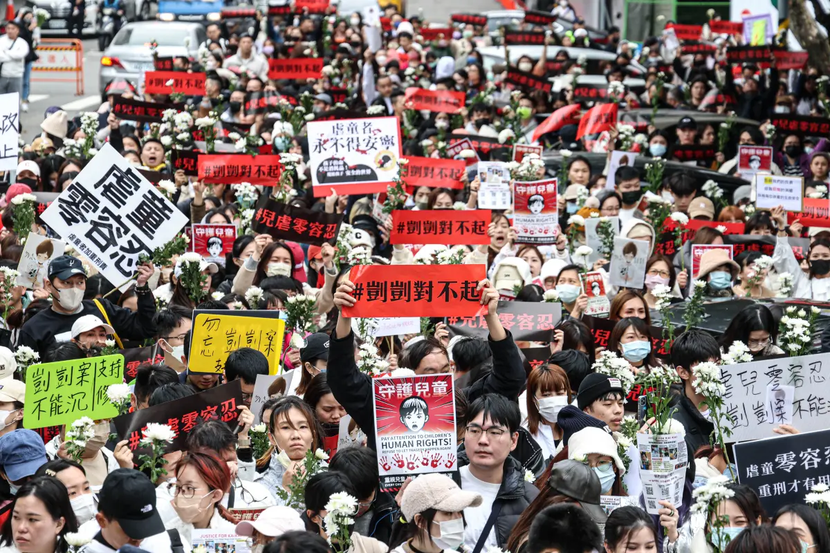 ▲民眾自發性聚集台北地院寶慶園區，聲援受虐死亡男童剴剴。（圖／記者朱永強攝）